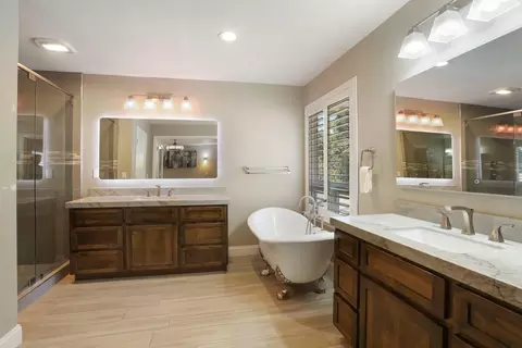 Bath - 1717 Edgebrook Dr, Modesto, CA 95354 photo 7 of 9