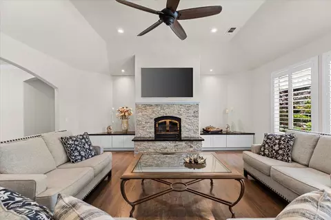 Living - 1545 Thunderbird Dr, Modesto, CA 95356 photo 2 of 4