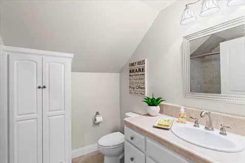 Bath - 1545 Thunderbird Dr, Modesto, CA 95356 photo 9 of 10