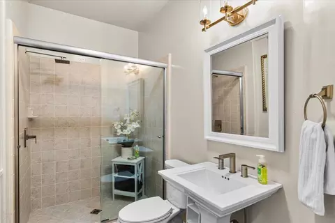 Bath - 1545 Thunderbird Dr, Modesto, CA 95356 photo 5 of 10