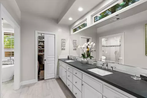 Bath - 1545 Thunderbird Dr, Modesto, CA 95356 photo 1 of 10