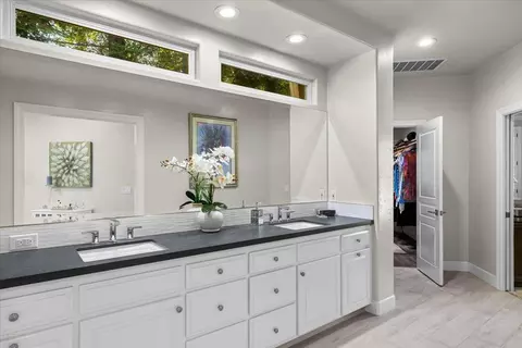 Bath - 1545 Thunderbird Dr, Modesto, CA 95356 photo 4 of 10