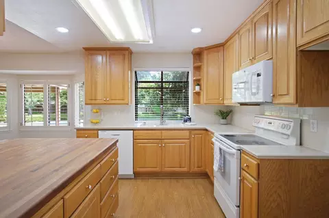 Kitchen - 1620 Carleton Dr, Turlock, CA 95382 photo 2 of 4