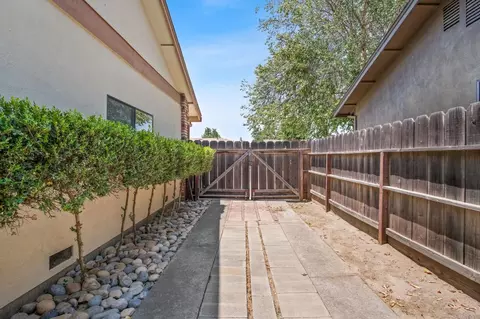 Exterior - 1620 Carleton Dr, Turlock, CA 95382 photo 8 of 10
