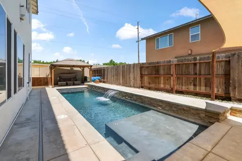 Exterior - 1500 Dinard Ct, Hughson, CA 95326 photo 9 of 13