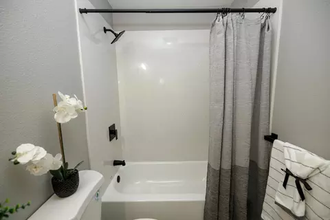 Bath - 2423 Miller Ave, Modesto, CA 95354 photo 4 of 7