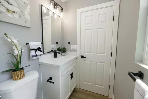 Bath - 2423 Miller Ave, Modesto, CA 95354 photo 2 of 7