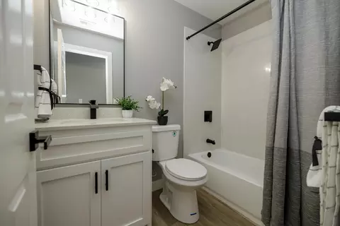Bath - 2423 Miller Ave, Modesto, CA 95354 photo 3 of 7