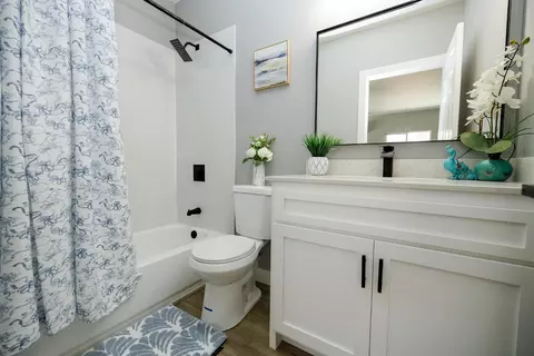 Bath - 2423 Miller Ave, Modesto, CA 95354 photo 6 of 7