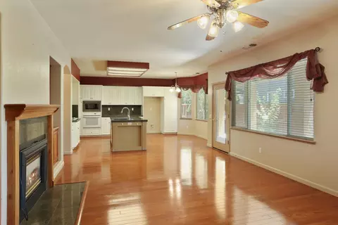 Living - 624 Summerton Ln, Turlock, CA 95382 photo 9 of 11