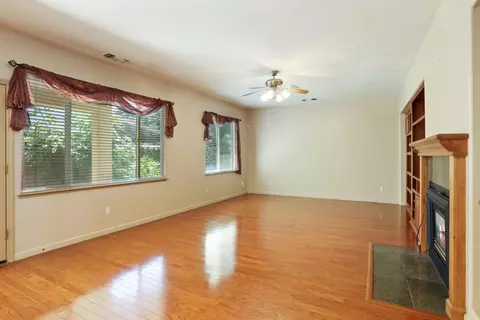 Living - 624 Summerton Ln, Turlock, CA 95382 photo 10 of 11