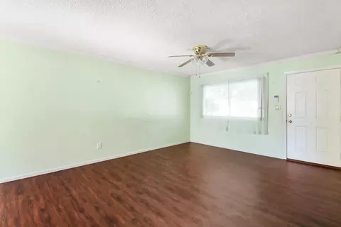 Living - 910 1st St, Galt, CA 95632 photo 3 of 4