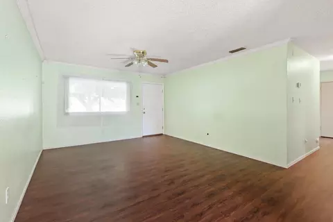 Living - 910 1st St, Galt, CA 95632 photo 2 of 4