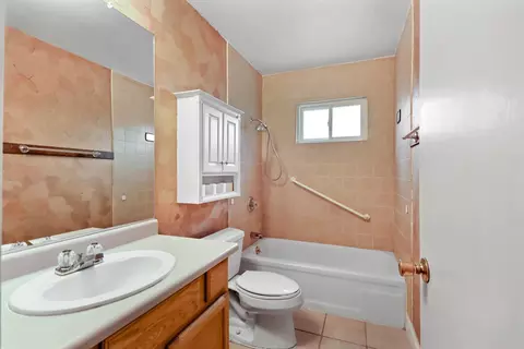 Bath - 910 1st St, Galt, CA 95632 photo 4 of 5