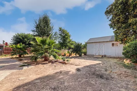 Exterior - 910 1st St, Galt, CA 95632 photo 5 of 12