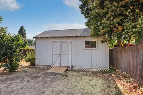Exterior - 910 1st St, Galt, CA 95632 photo 6 of 12