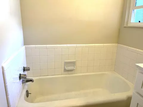 Bath - 1705 Dillon Dr, Modesto, CA 95350 photo 2 of 5