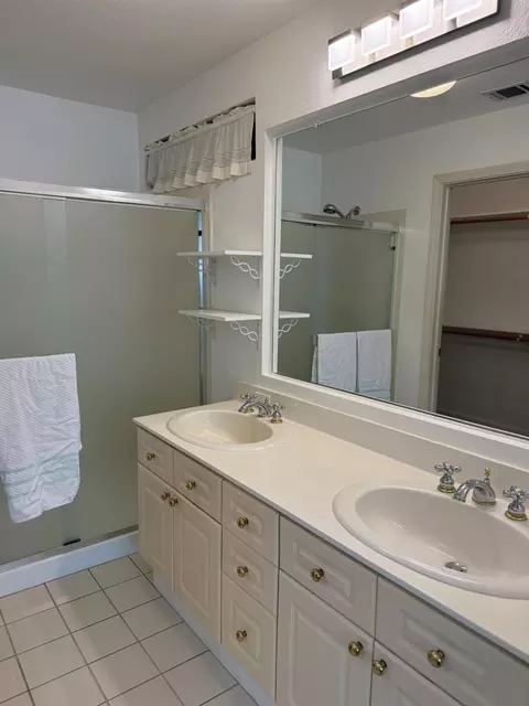 Bath - 1631 Milestone Cir, Modesto, CA 95357 photo 2 of 6