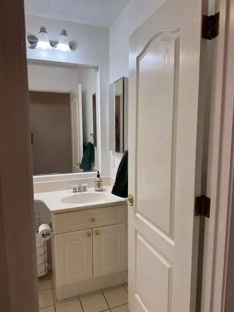 Bath - 1631 Milestone Cir, Modesto, CA 95357 photo 4 of 6