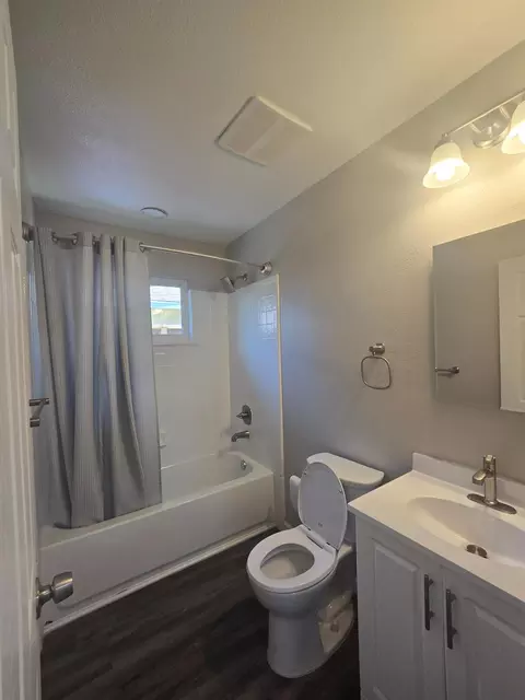 Bath - 1004 Middlecoff Ave, Modesto, CA 95351 photo 2 of 2