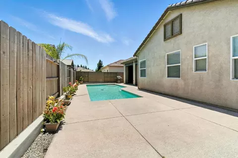 Exterior - 2254 Maple Hollow Ln, Manteca, CA 95336 photo 7 of 8