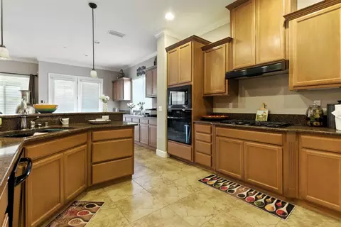 Kitchen - 2254 Maple Hollow Ln, Manteca, CA 95336 photo 4 of 5