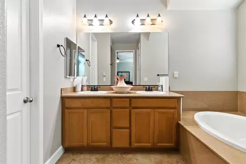 Bath - 2254 Maple Hollow Ln, Manteca, CA 95336 photo 3 of 4