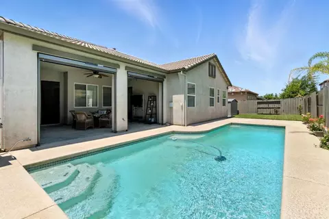 Exterior - 2254 Maple Hollow Ln, Manteca, CA 95336 photo 6 of 8