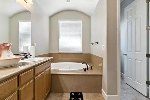 Bath - 2254 Maple Hollow Ln, Manteca, CA 95336 photo 4 of 4