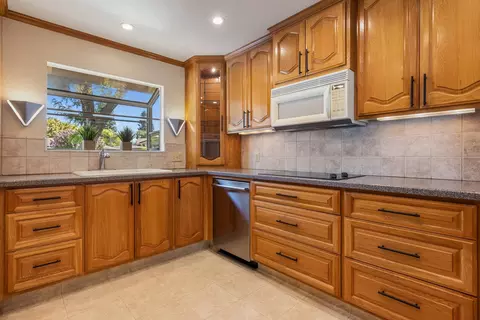 900 Meadowood Dr, Modesto, CA 95355 photo 8