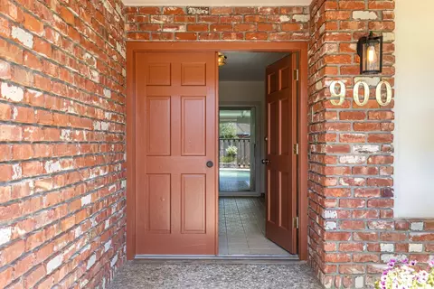 900 Meadowood Dr, Modesto, CA 95355 photo 2