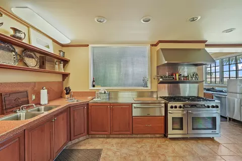 Kitchen - 19877 N Davis Rd, Lodi, CA 95242 photo 1 of 1