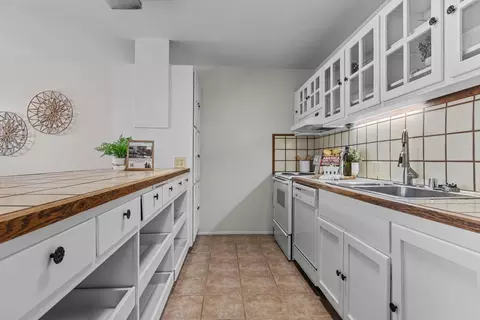 Kitchen - 4707 Eli Ct, Carmichael, CA 95608 photo 3 of 5