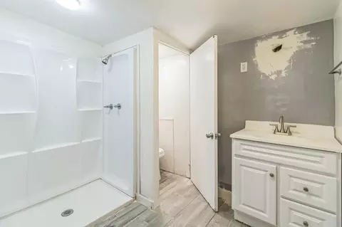 Bath - 28127 Mono, Madera, CA 93638 photo 1 of 3