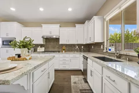 Kitchen - 981 Dusty Stone Loop, Rocklin, CA 95765 photo 2 of 6