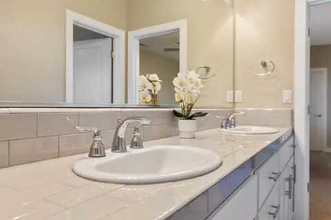Bath - 981 Dusty Stone Loop, Rocklin, CA 95765 photo 8 of 11