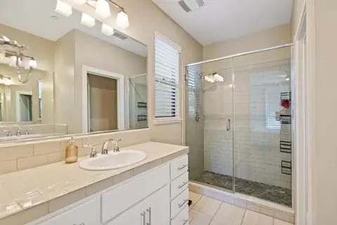 Bath - 981 Dusty Stone Loop, Rocklin, CA 95765 photo 2 of 11