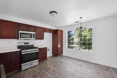 Kitchen - 572 Moray Way, Patterson, CA 95363 photo 2 of 2