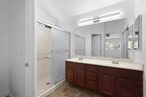 Bath - 572 Moray Way, Patterson, CA 95363 photo 2 of 3