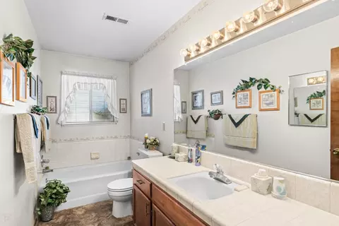 Bath - 1009 Zinfandel Pl, Modesto, CA 95351 photo 2 of 2