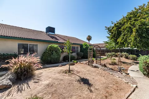 Exterior - 1009 Zinfandel Pl, Modesto, CA 95351 photo 12 of 15