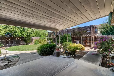 Exterior - 1009 Zinfandel Pl, Modesto, CA 95351 photo 5 of 15