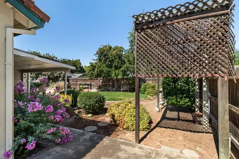 Exterior - 1009 Zinfandel Pl, Modesto, CA 95351 photo 8 of 15