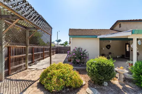 Exterior - 1009 Zinfandel Pl, Modesto, CA 95351 photo 6 of 15