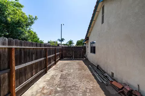 Exterior - 1009 Zinfandel Pl, Modesto, CA 95351 photo 7 of 15
