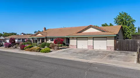 Exterior - 1009 Zinfandel Pl, Modesto, CA 95351 photo 3 of 15