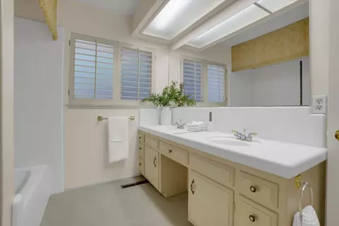 Bath - 7025 Hillcrest Dr, Modesto, CA 95356 photo 2 of 4
