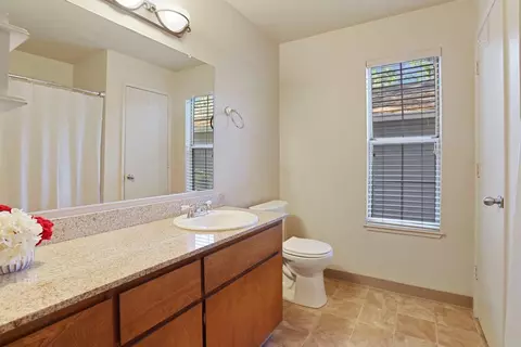 Bath - 2400 Eilers Ln #1607, Lodi, CA 95242 photo 1 of 3