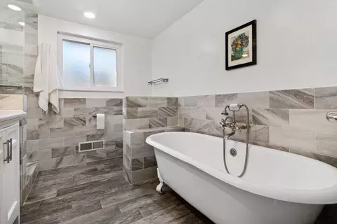 Bath - 5417 Shelley Way, Carmichael, CA 95608 photo 5 of 10