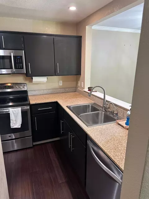 Kitchen - 2401 Eilers Ln #902, Lodi, CA 95242 photo 2 of 5